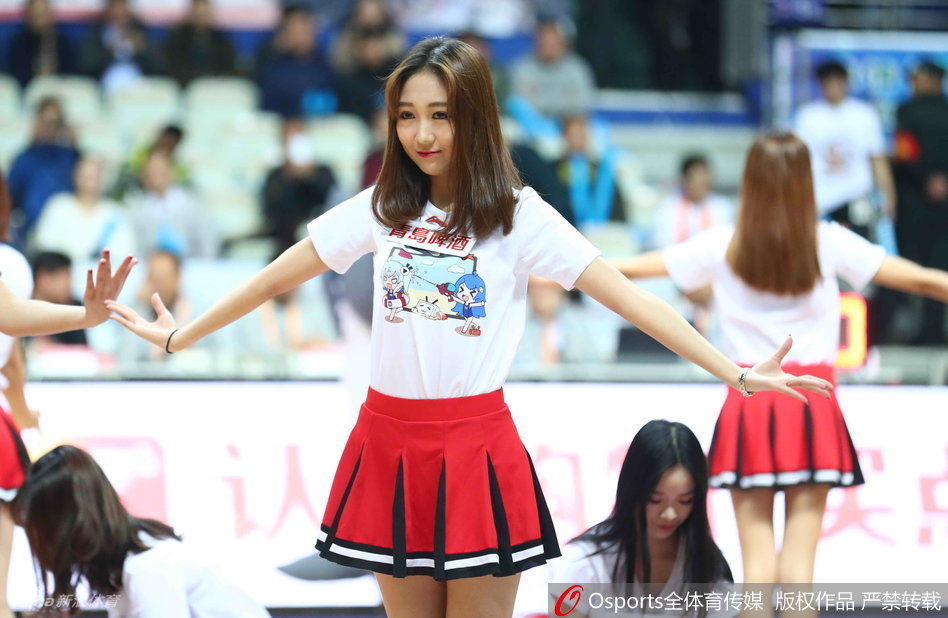 热裤上阵大秀蛮腰，身姿曼妙如花蝴蝶般轻盈，热舞助威动作娴熟。