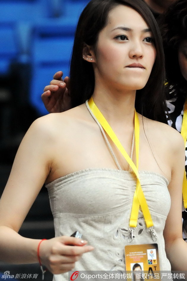 身着泳装出镜的王棠云展现出健康阳光的一面，她热爱运动的身材线条优美，轻撩湿发的瞬间既有少女的俏皮又不失女性的柔美魅力