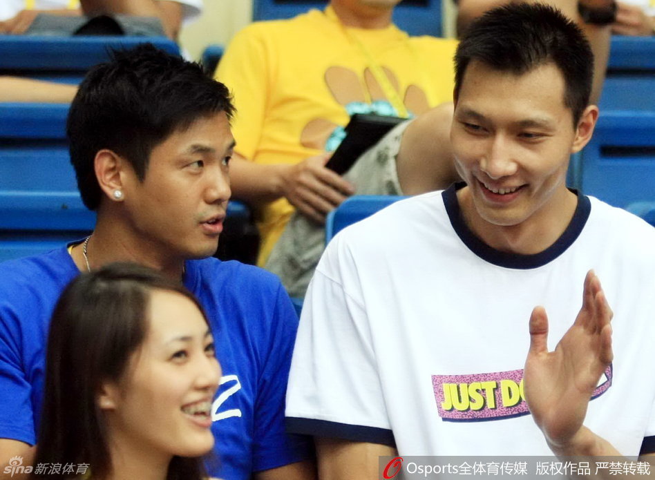 盛装出席活动的王棠云展现了与球场边截然不同的时尚魅力，她身着优雅长裙，搭配精致妆容，举手投足间散发出自信与从容