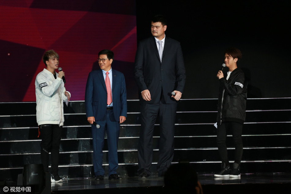 尽管身处以音乐为主场的环境，姚明依旧保持着运动员特有的挺拔站姿，在一群音乐人中显得格外醒目，传递出跨界而来的自信与沉稳。