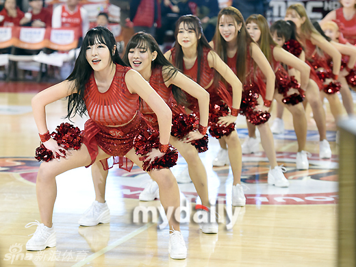 全景镜头捕捉到所有啦啦队员在场上散开的瞬间,她们身着红白相间的队服,动作舒展,仿佛一朵朵盛开在木质地板上的花朵,将空旷的球场装点得生机勃勃。
