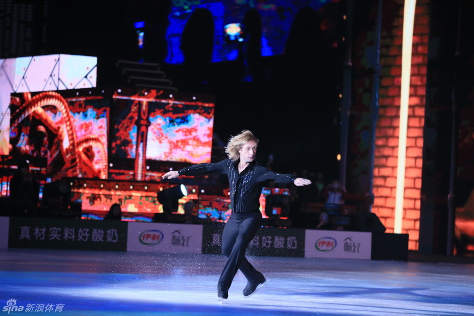 加拿大花滑名宿科特-布朗宁在镜头前留下灿烂笑容，他身穿休闲运动外套，神态轻松，仿佛在享受这场冰雪与音乐交织的盛会。