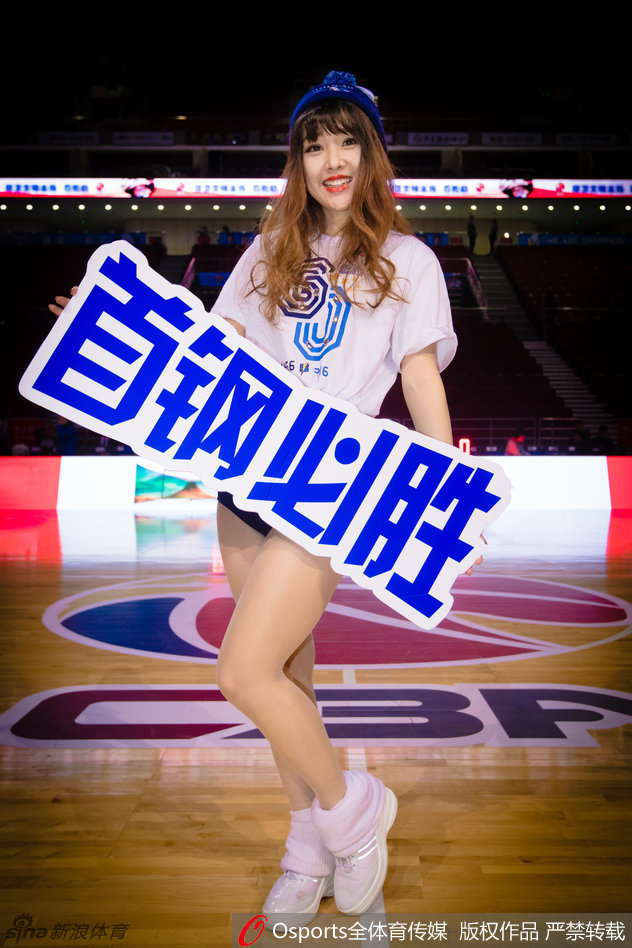 霹雳鸭在中间搞怪,啦啦队员们则亲密地簇拥着它,大家同时伸出双手做出“比心”的手势,将飞吻和爱心献给镜头,迷人身姿与搞怪吉祥物形成绝妙反差。