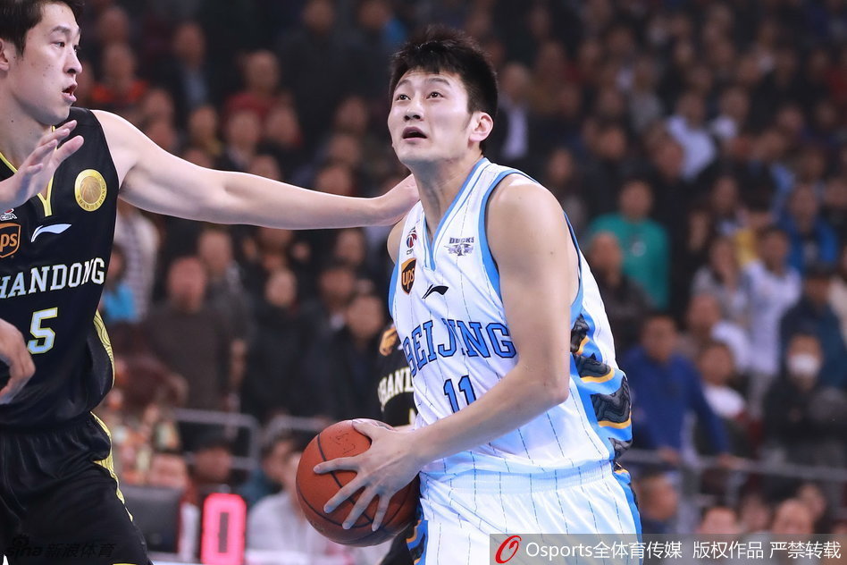 杰瑞特专注聆听马布里的战术指导，两人眼神交流，新老队员之间的传承在这一刻无声胜有声。