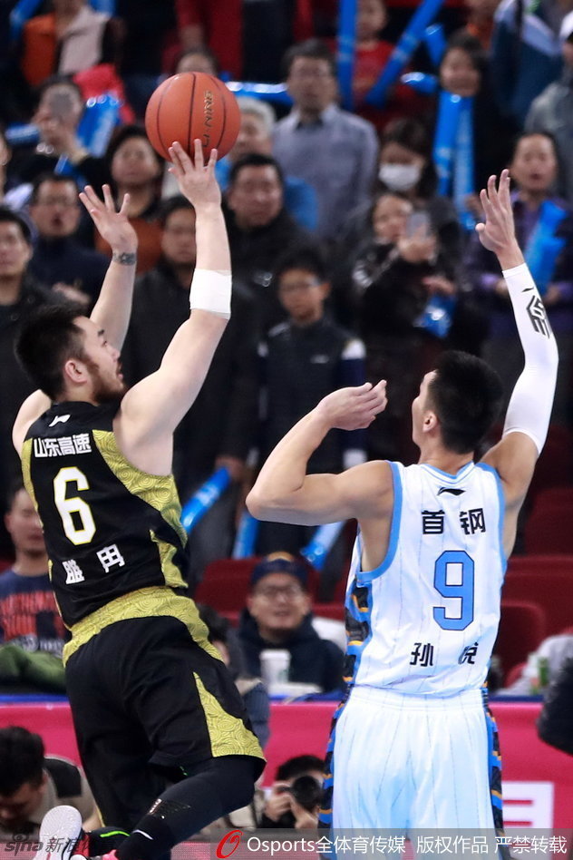 孙悦长臂舒展飞身封盖睢冉的上篮，如同大鹏展翅，将禁区变为禁飞区。