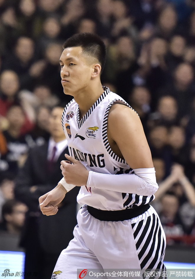 辽宁内线支柱韩德君利用身体优势卡住位置，强硬地在对手头上完成篮下强攻，展现出篮下巨无霸的风采。