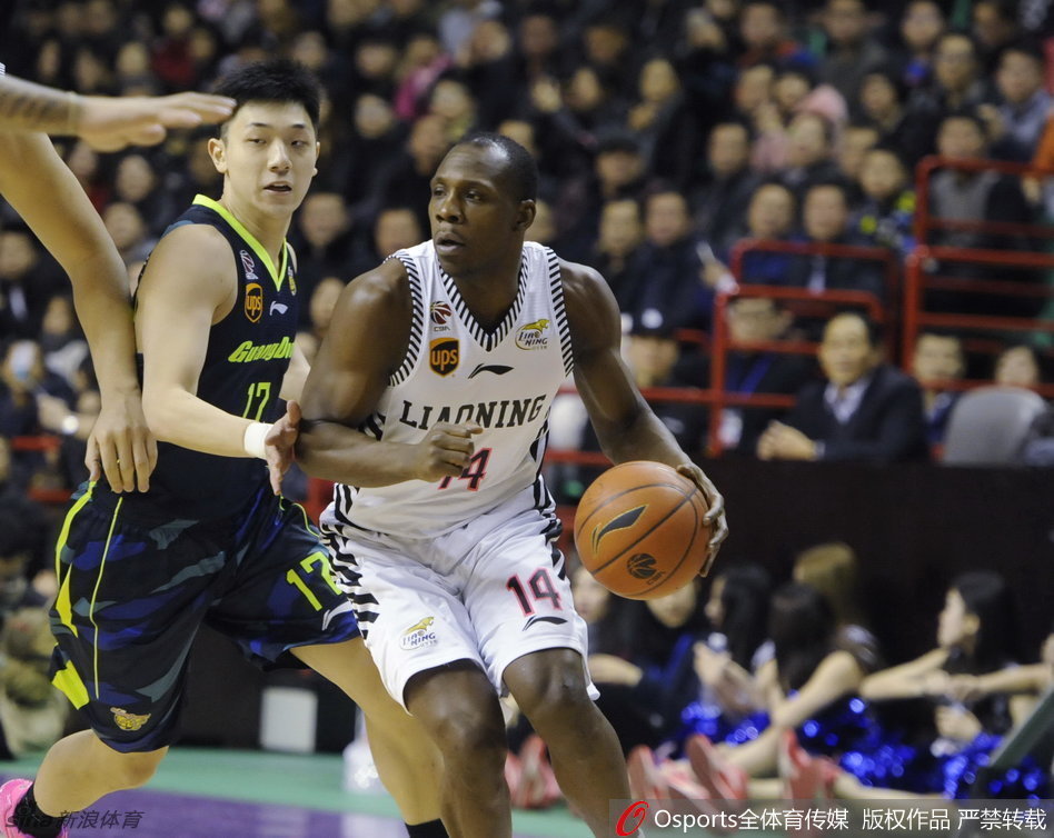 辽宁队球员廉明持球面对防守，他冷静地抬头观察队友跑位，随时准备将球传给机会更好的队友。