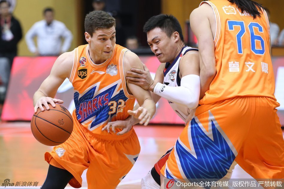 寂寞大神弗雷戴特如闪电般持球突破，防守球员只能望其项背，整个球馆都为他的得分盛宴而沸腾