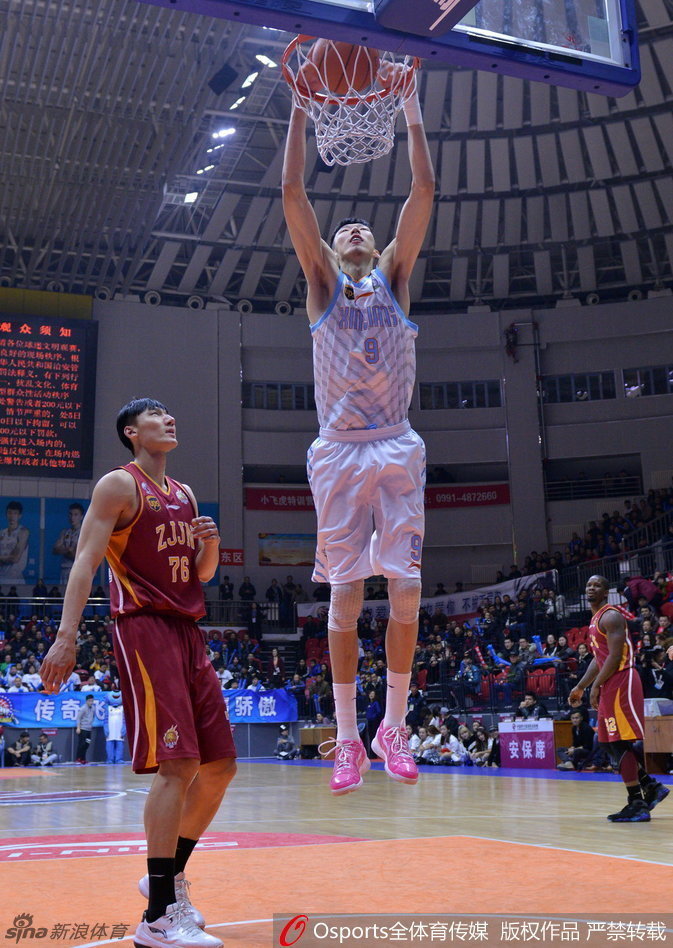 李根面对沃伦的防守，双手抱球，眼神中充满怒火与质问