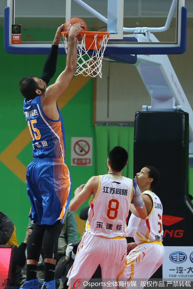 哈达迪在张兆旭和曾文鼎的双人夹击下送出妙传，作为内线轴心盘活全队进攻