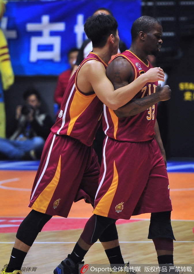 布莱切背身单打，利用强壮身体倚住防守球员，观察队友跑位