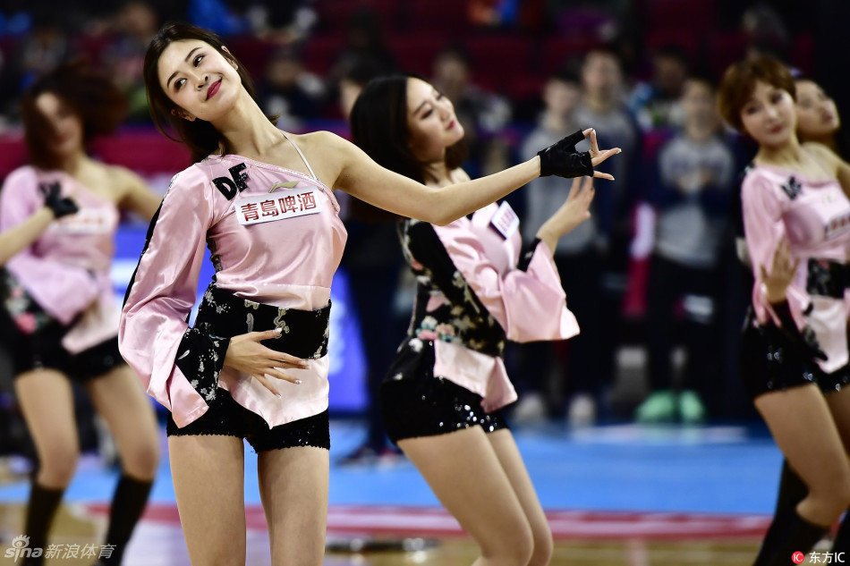 啦啦队宝贝们随着动感音乐奋力跃起,整齐划一的动作如同绽放的青春之花,瞬间点燃全场热情。