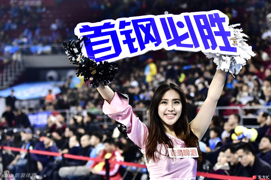 镜头特写下,一位啦啦队员眼神专注而坚定,手中的花球仿佛被注入了魔力,闪耀着梦想的光芒。