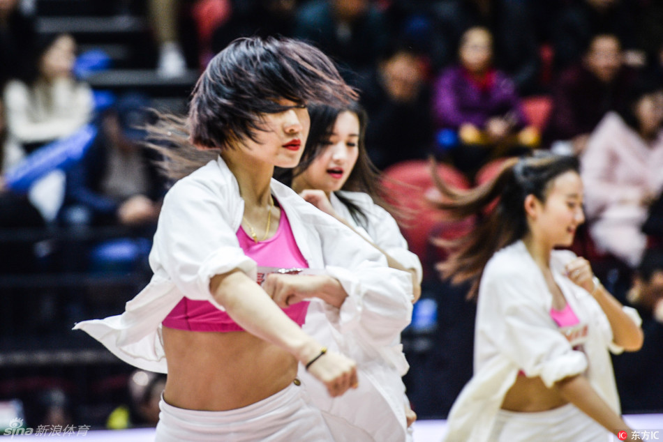 动感节拍中,宝贝们舞动金色花球,飞扬的发丝和自信的笑容,成为激烈比赛中最治愈的瞬间。