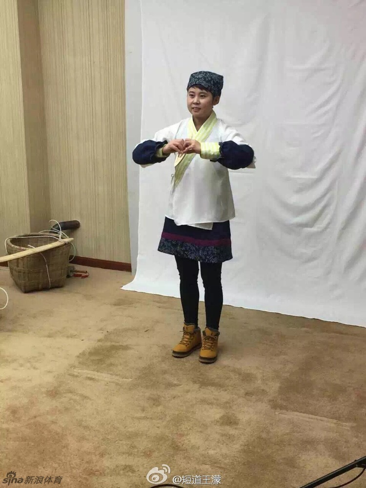 王濛晒百变造型罕见穿裙装_高清图集_新浪网