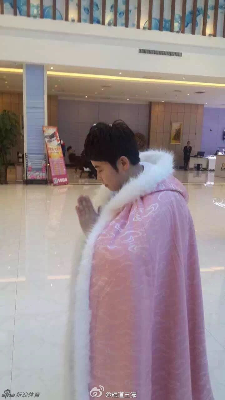 王濛晒百变造型罕见穿裙装_高清图集_新浪网