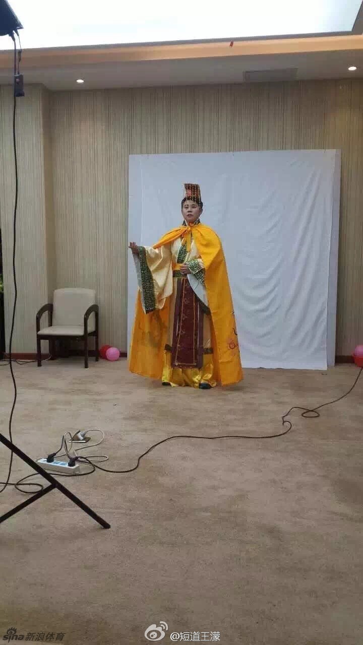 王濛晒百变造型罕见穿裙装_高清图集_新浪网