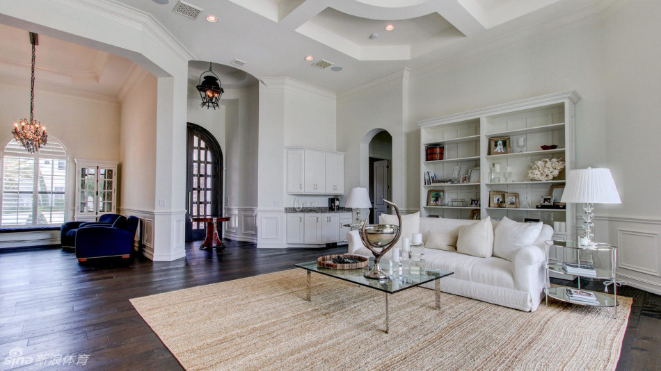 宽敞的露天泳池与休息区，在阳光与棕榈树的映衬下，是女主人与家人享受惬意午后时光的完美天地