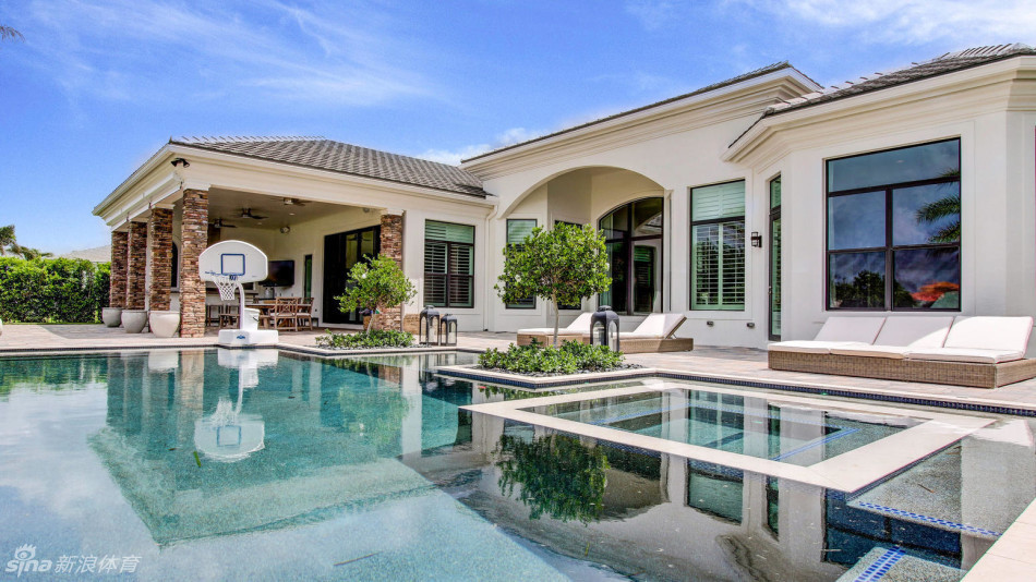 屋内一角，现代艺术品与经典家具的和谐对话，展现了主人不凡的艺术品味