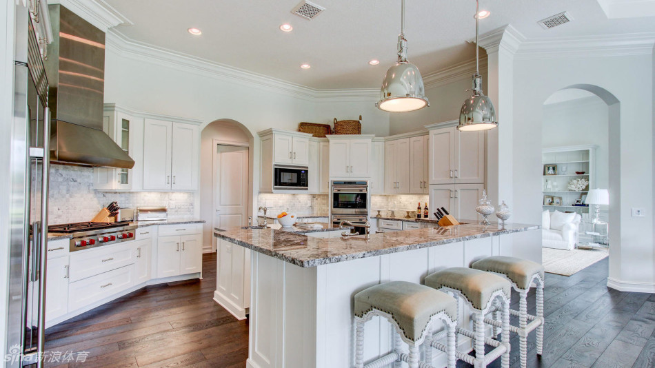 从豪宅远眺室外景色，开阔的水面与佛罗里达的蓝天构成一幅令人心旷神怡的永恒画卷