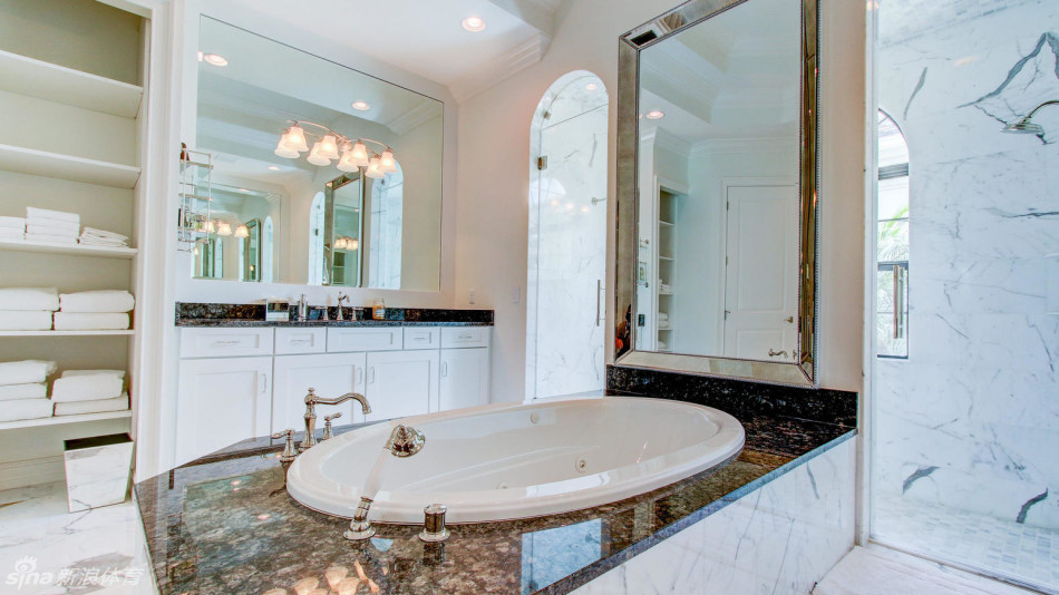 绿意盎然的室外餐厅，精致餐桌与自然景色融为一体，营造出独一无二的露天用餐体验