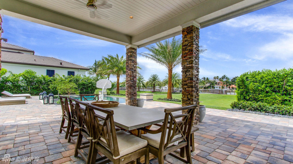 奢华浴室一隅，大理石材质与独立浴缸营造出宁静而高级的放松空间