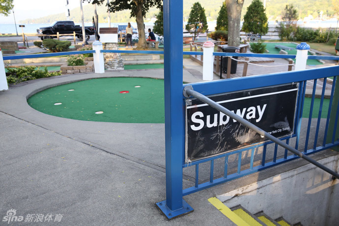 环球影城商业街迷你高尔夫球场的入口,在绚烂的霓虹灯与棕榈树掩映下,充满好莱坞式的梦幻色彩,吸引着游客前来一试身手。