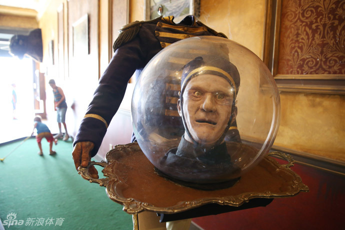 夕阳下,一家人在迷你高尔夫球场上愉快游戏的剪影,温馨而美好,展现了这项运动凝聚欢乐的核心价值。