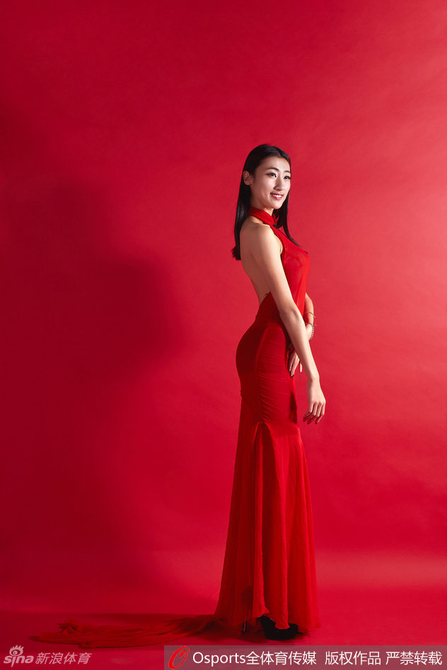 魅惑眼神电力十足 宝贝身姿曼妙演绎新年诱惑