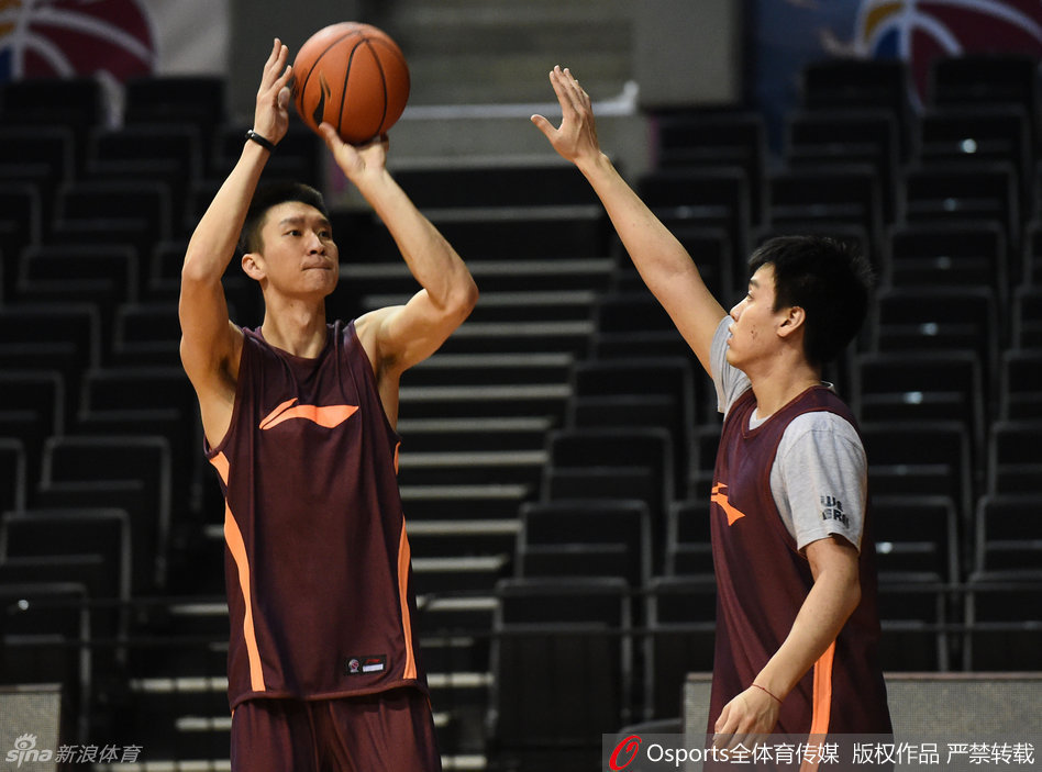 “大圣”孙悦在训练中专注地打磨投篮技术，每一次出手都力求完美，肌肉线条在汗水的浸润下显得格外分明。