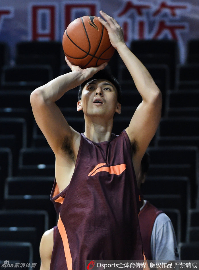 吉喆在投篮练习中与外援莫里斯交流心得，他高高跳起的投篮姿势标准，眼神中充满了对得分的渴望。