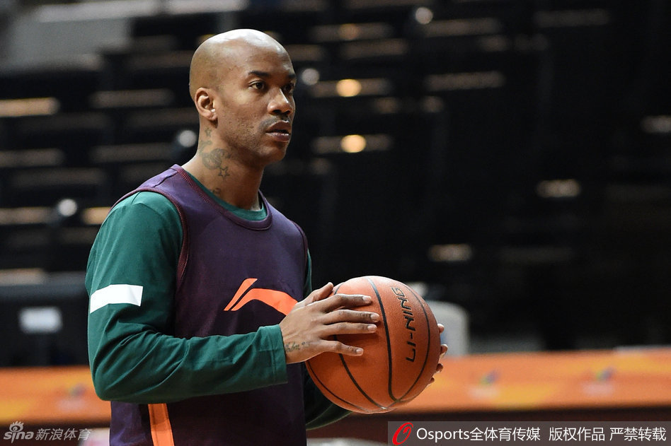 “马政委”史蒂芬·马布里在训练间隙显露出难得的呆萌表情，歪着头若有所思，与场上浴血奋战的形象形成可爱反差。