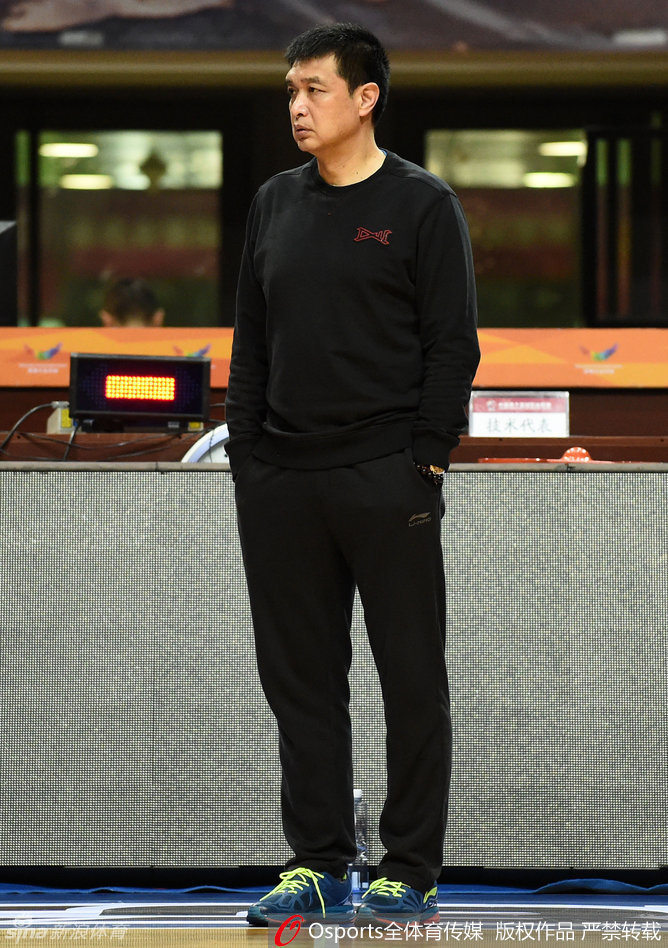 主教练闵鹿蕾双手叉腰，神情严肃地站在场边指挥着每一次攻防转换，他的存在就是球队的定海神针。