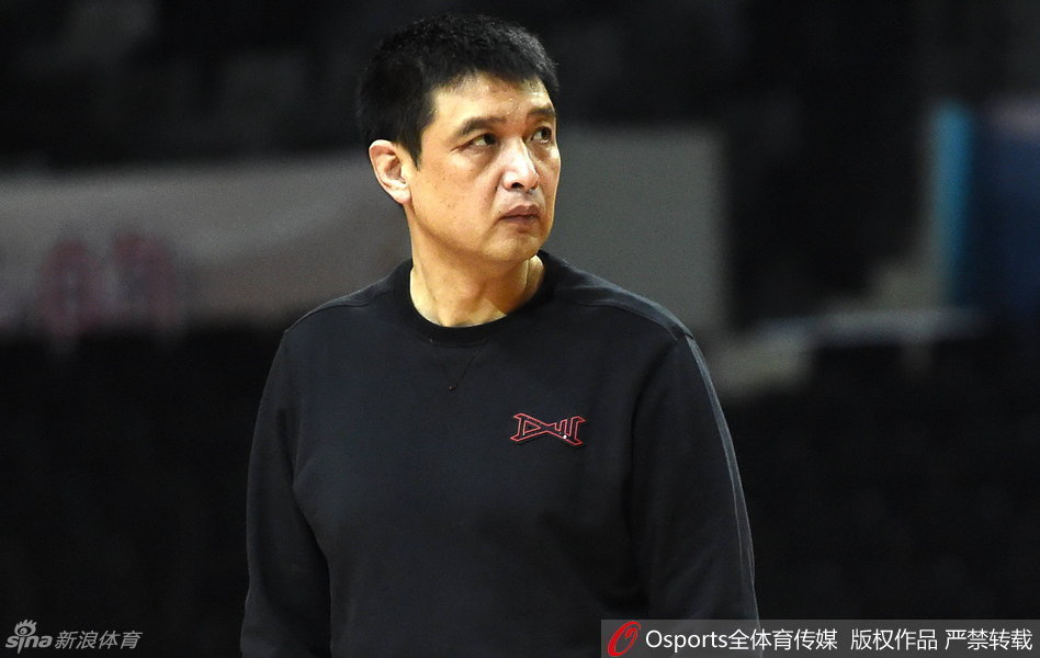 闵鹿蕾指导双手抱胸陷入沉思，脑海中对深圳队的战术布局已然成型，一场斗智斗勇即将展开。