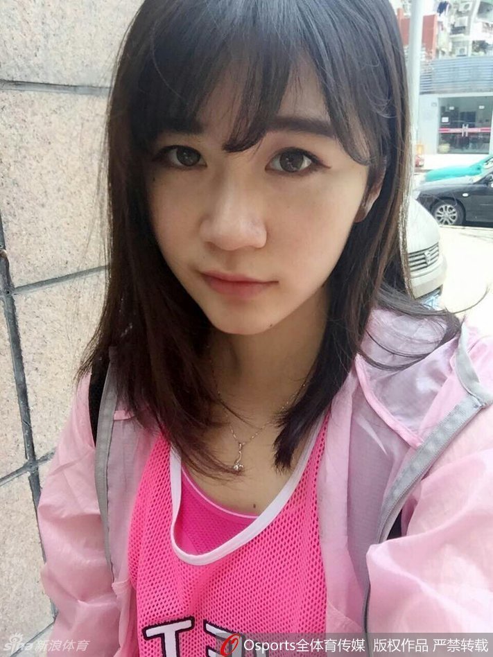 阳光洒在吴振瑜的脸上，她身着白色上衣，微微侧头，嘴角勾勒出温柔的弧度，眼神中透露着对未来的憧憬与坚定。