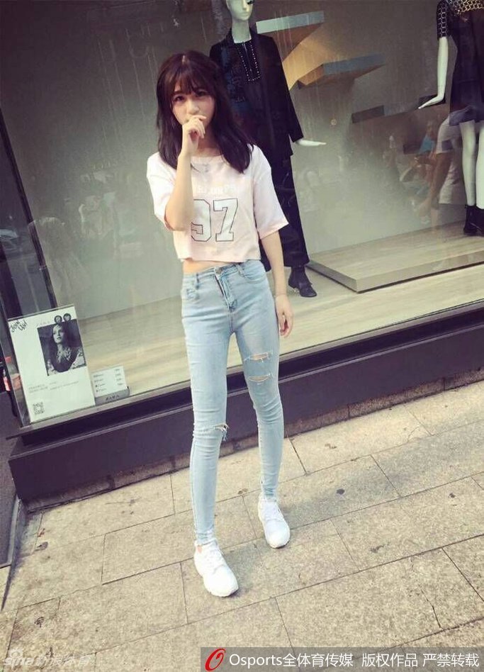 吴振瑜置身于简洁的室内环境中，一袭黑色装扮显得优雅大方，她恬静地望向镜头，气质温婉，清纯可人。