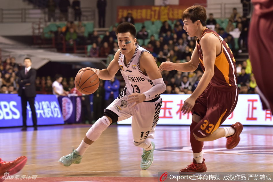 郭艾伦加速变向如旋风过境，对手只能望其项背，篮球在他手中化作撕裂防线的利器