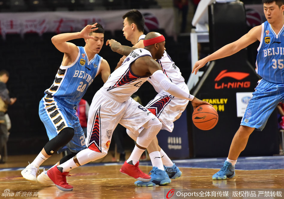 莫里斯在篮下与对手发生激烈身体接触后重心不稳摔倒在地，他摊开双手望向裁判，眼神中充满无辜与无奈。