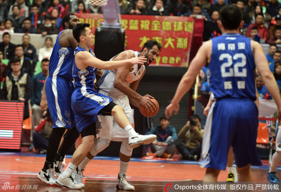 哈达迪在三分线外做出投篮假动作，防守球员被骗起，失去防守位置，哈达迪则趁机运球突破，准备杀入内线。