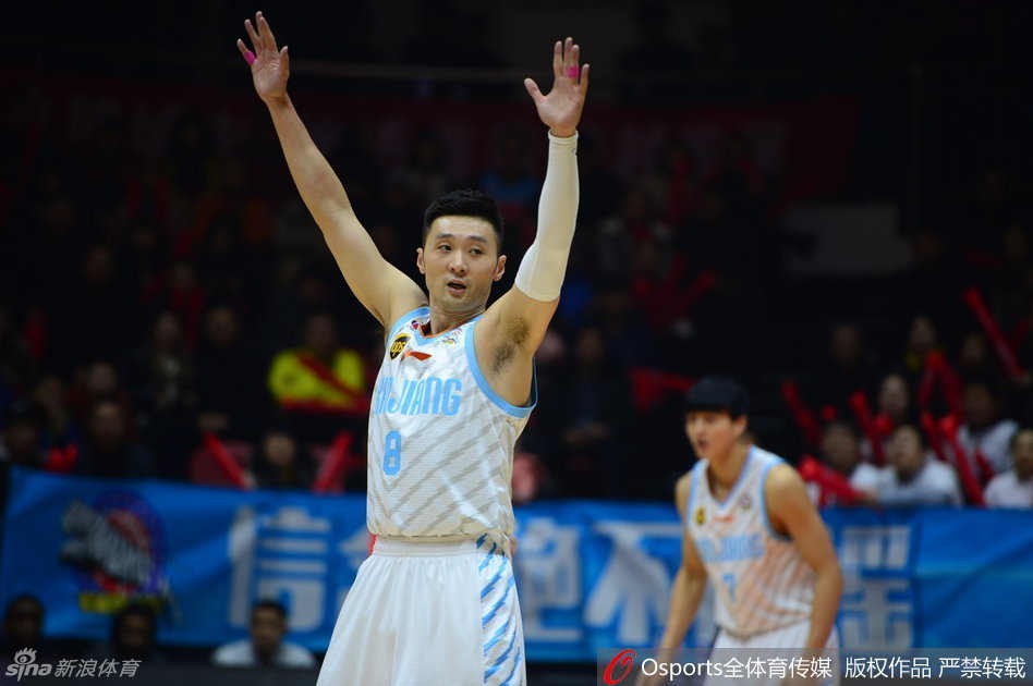 周琦在对手的包夹下依然从容，用一记单手劈扣终结进攻，天赋尽显