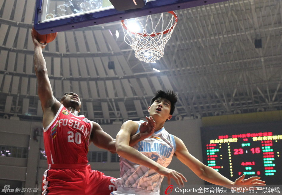 刘炜挥手示意全队落位，队友们心领神会疾走穿插，每一次战术布置都透着默契