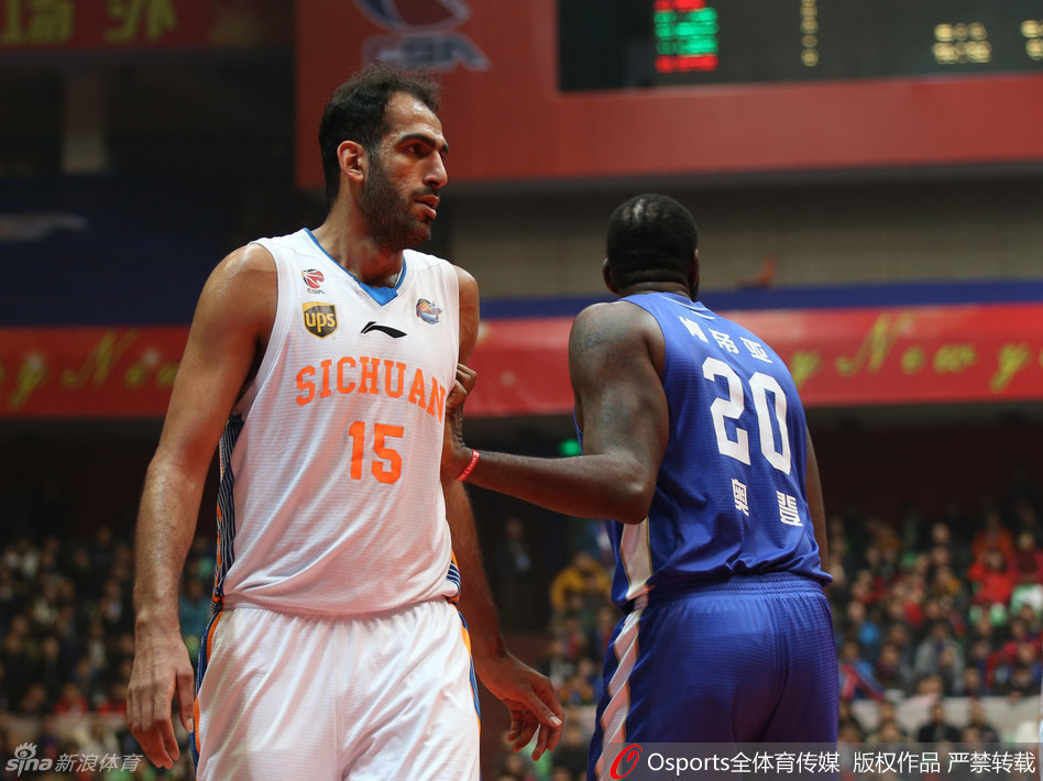 北控队外援巴蒂斯塔利用强壮的身体背身单打八一队防守球员，他沉肩发力，试图挤开空间完成转身投篮。