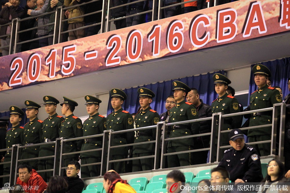 场边的武警战士和消防员严阵以待，他们身姿挺拔，目光时刻关注着看台动向，成为赛场边一道独特而令人安心的风景。