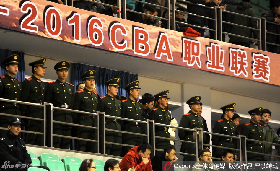 比赛结束后，辽宁队球员围成一圈，将中指食指指向天空，庆祝这场来之不易的胜利，身后的计分牌显示着124:103的最终比分。
