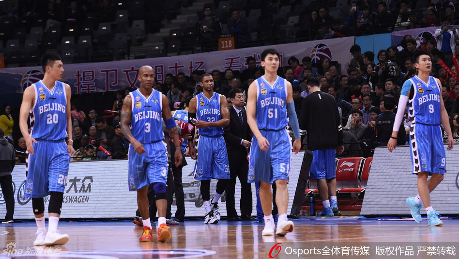 孙悦在侧翼展开双臂全力防守，如同大圣一般遮天蔽日，眼神死死盯住对手的运球节奏。