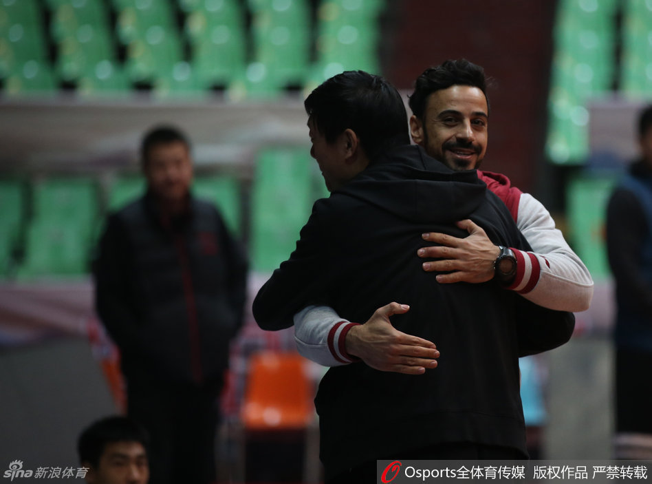 李根持球突破犀利如刀，冲击篮筐势不可挡