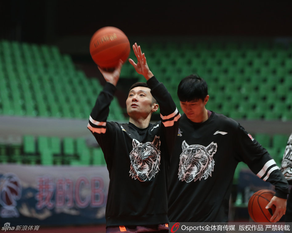 刘炜老当益壮投篮训练稳如磐石
