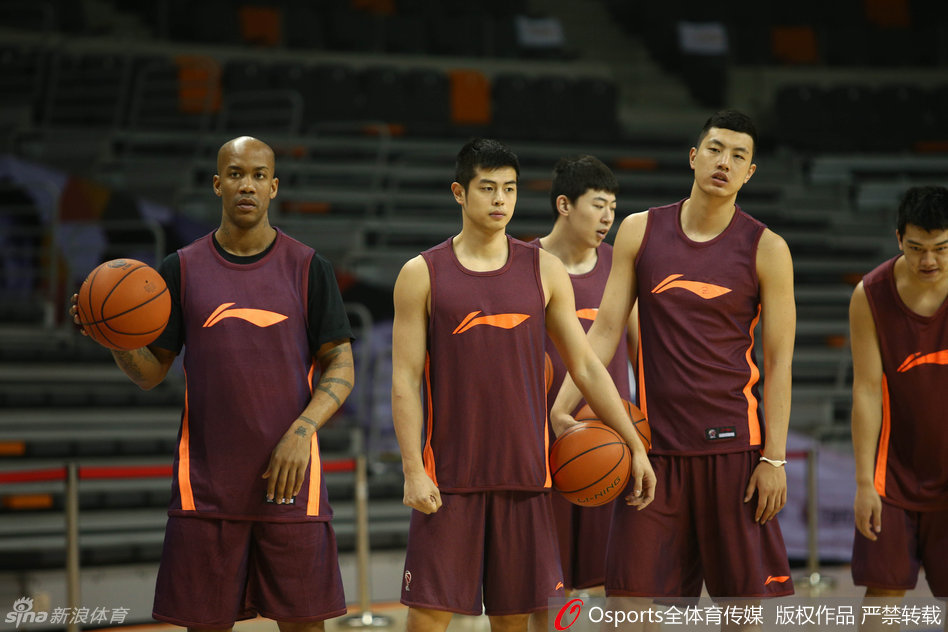 方硕眼神笃定，在三分线外一次次跃起投篮，篮球在空中划出完美弧线，精准穿网而过，训练馆里回荡着清脆的刷网声。