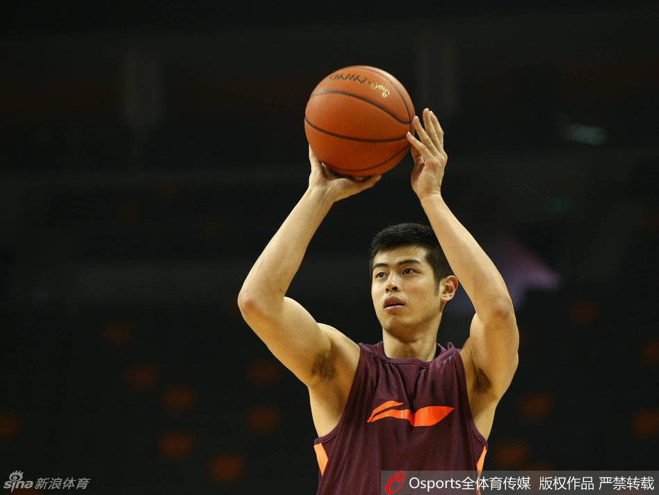 训练间隙，马布里赤裸着上身，露出精壮的肌肉，目光专注地凝视着远方，仿佛在思考着破解对手防线的策略，领袖气质尽显。