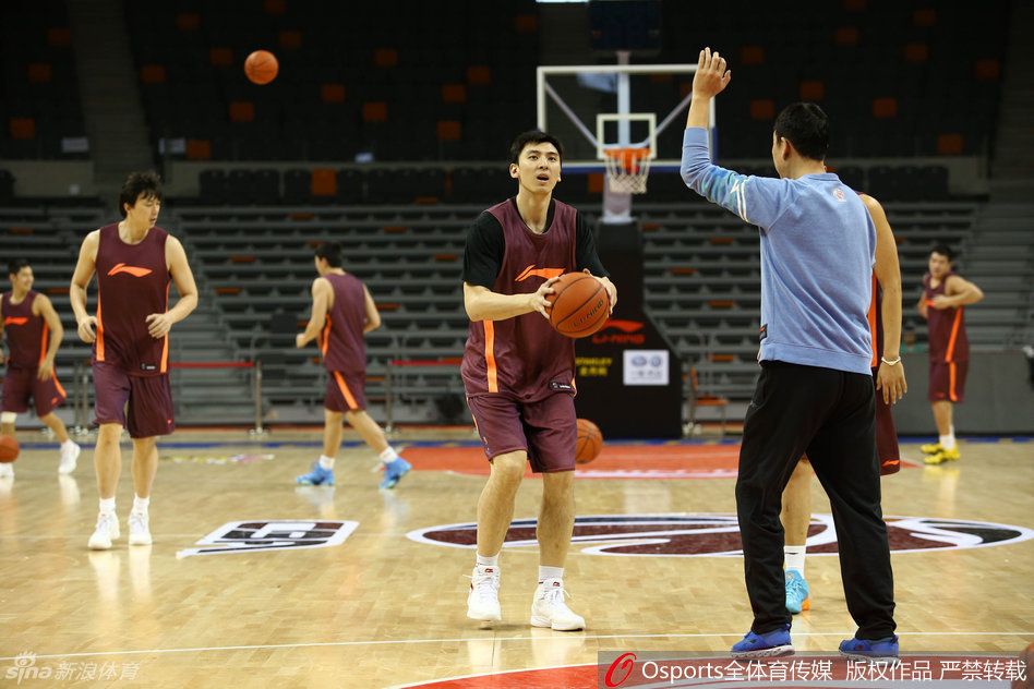 孙悦面带微笑，在训练中显得游刃有余。他运球快速突破，面对空篮轻松挑篮得手，仿佛在向人们宣告他已经从伤病中完全恢复。